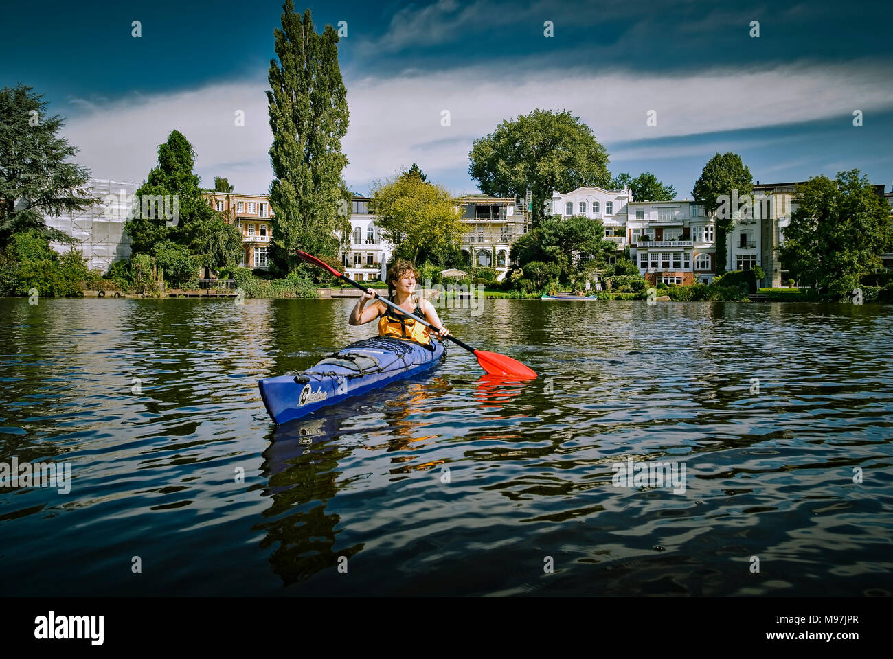 Deutschland, Hambourg, l'Alster, lac Außenalster, Rondeelteich Kajakfahrerin, Kajak, Banque D'Images