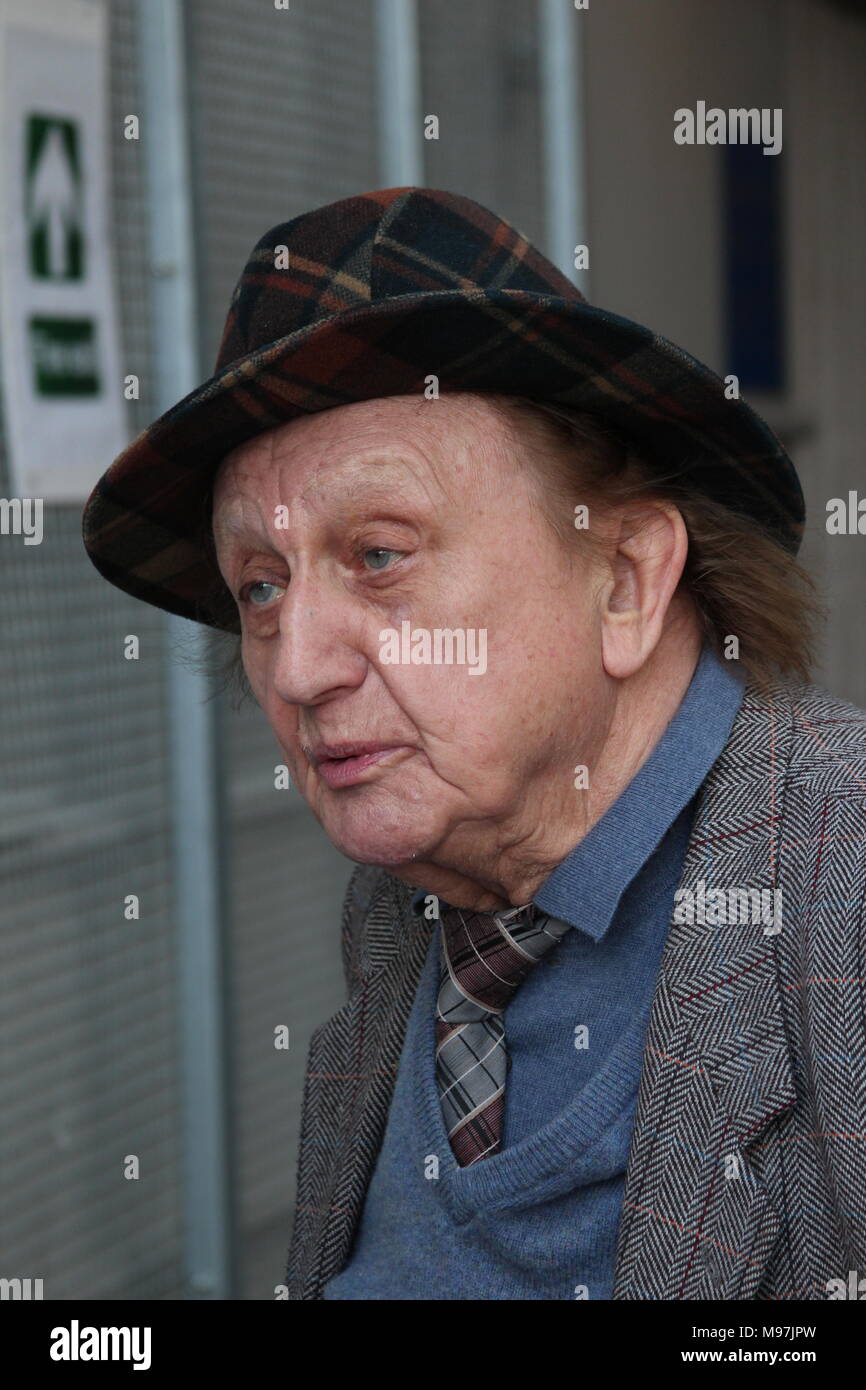 Ken Dodd arrivant à la Venue Cymru Wales Llandudno Banque D'Images