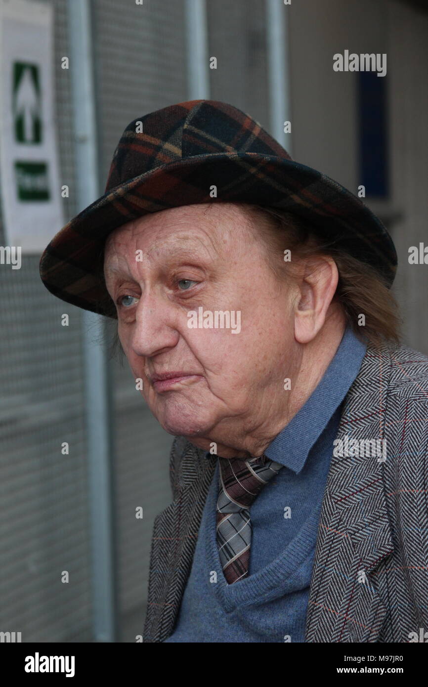 Ken Dodd arrivant à la Venue Cymru Wales Llandudno Banque D'Images