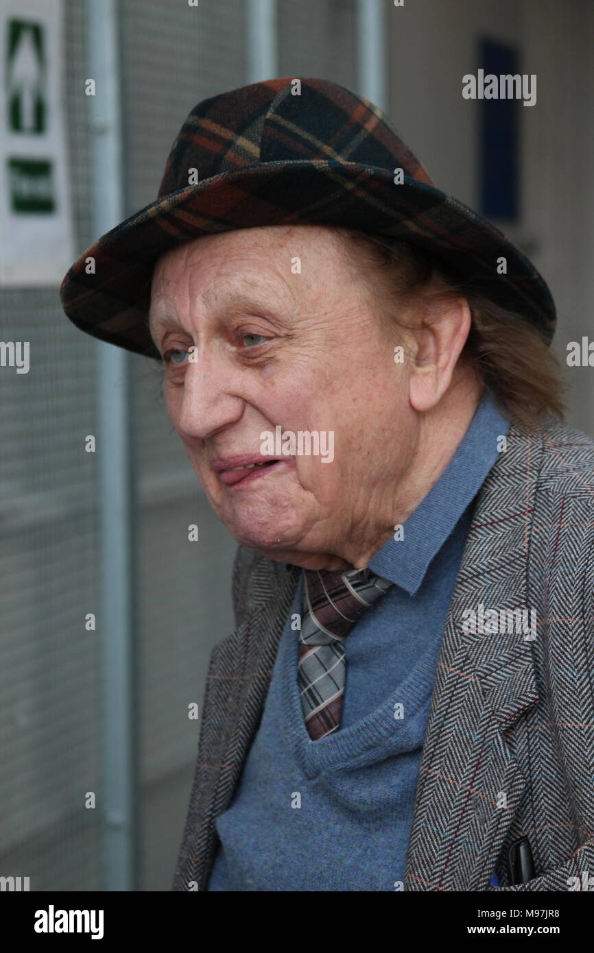 Ken Dodd arrivant à la Venue Cymru Wales Llandudno Banque D'Images