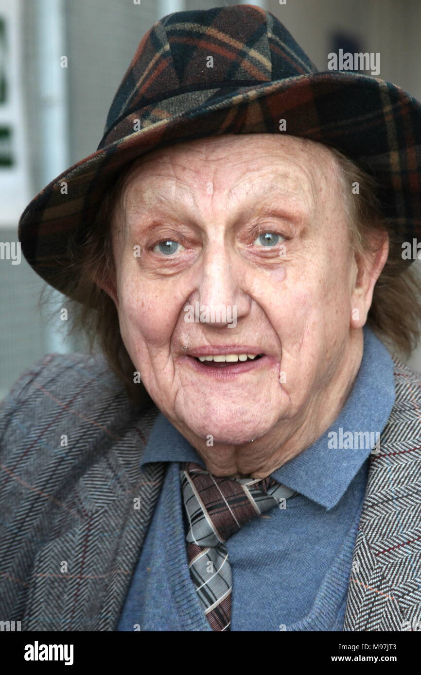 Ken Dodd arrivant à la Venue Cymru Wales Llandudno Banque D'Images