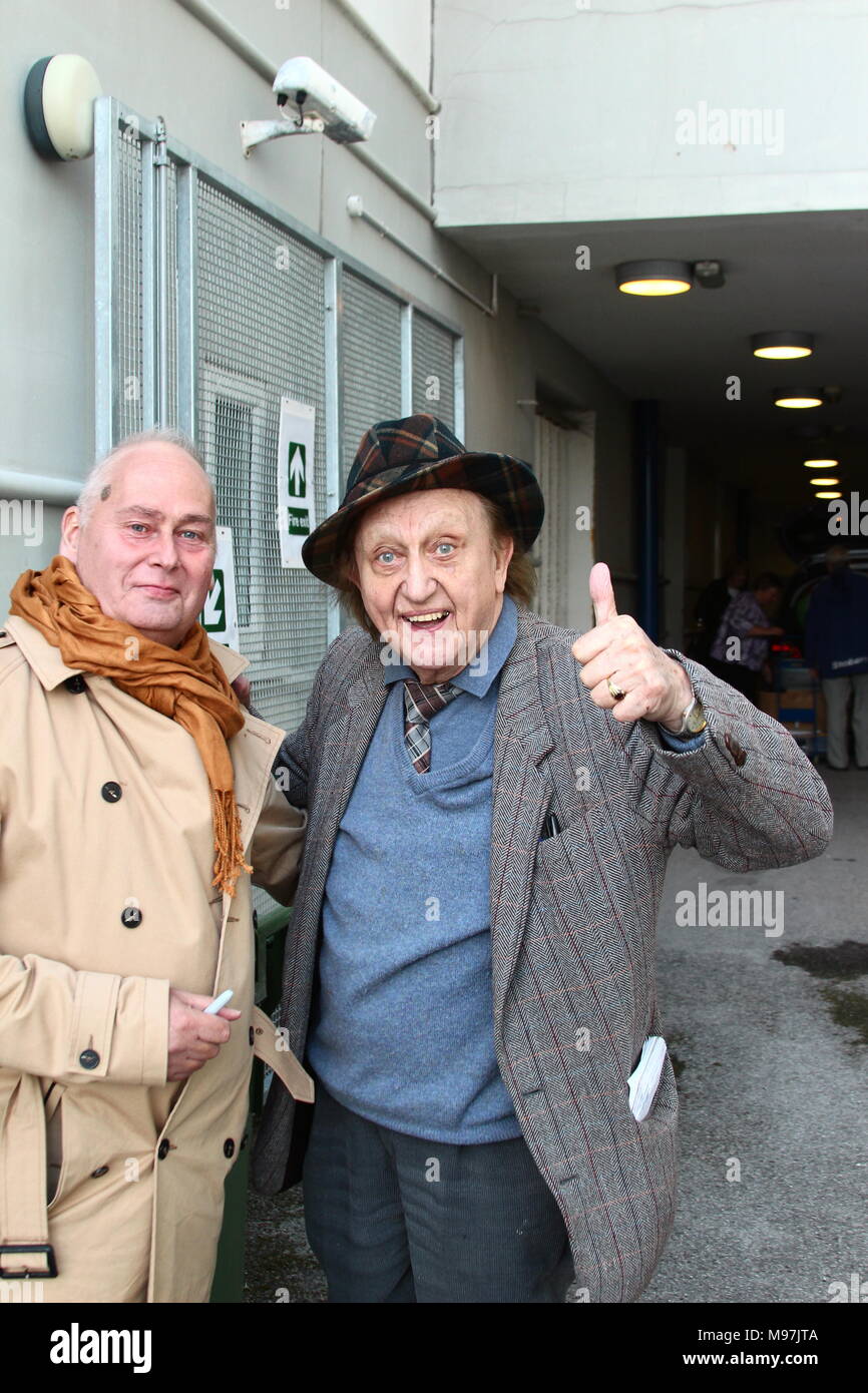 Ken Dodd arrivant à la Venue Cymru Wales Llandudno Banque D'Images