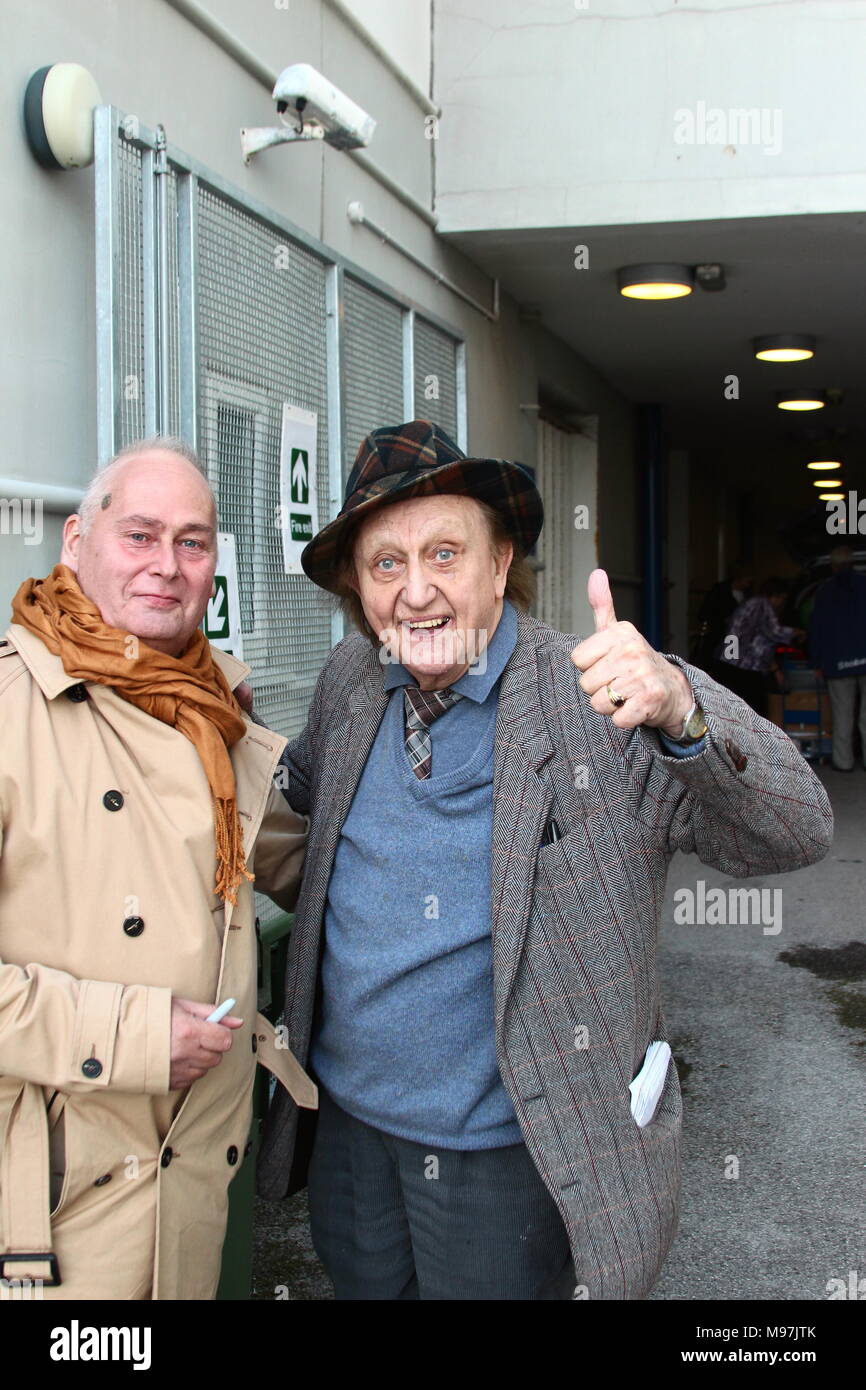 Ken Dodd arrivant à la Venue Cymru Wales Llandudno Banque D'Images