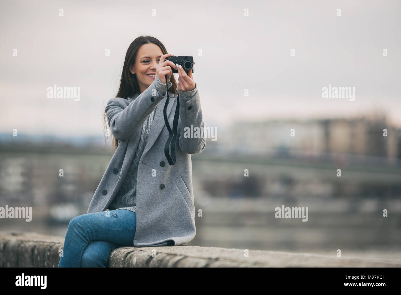 Happy tourist est prise de photos outdoor le jour nuageux. Banque D'Images