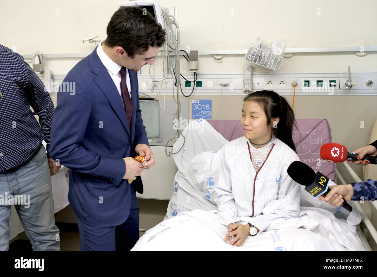 La patineuse artistique Javier Fernandez lors d'une visite aux enfants admis à l'hôpital Gregorio Marañón de Madrid, Espagne, leur montrant sa a remporté la médaille de bronze des Jeux Olympiques d'hiver de 2018 en Corée du Sud. Avec : Javier Fernandez Où : Madrid, Communauté de Madrid, Espagne Quand : 20 Feb 2018 Crédit : Oscar Gonzalez/WENN.com Banque D'Images