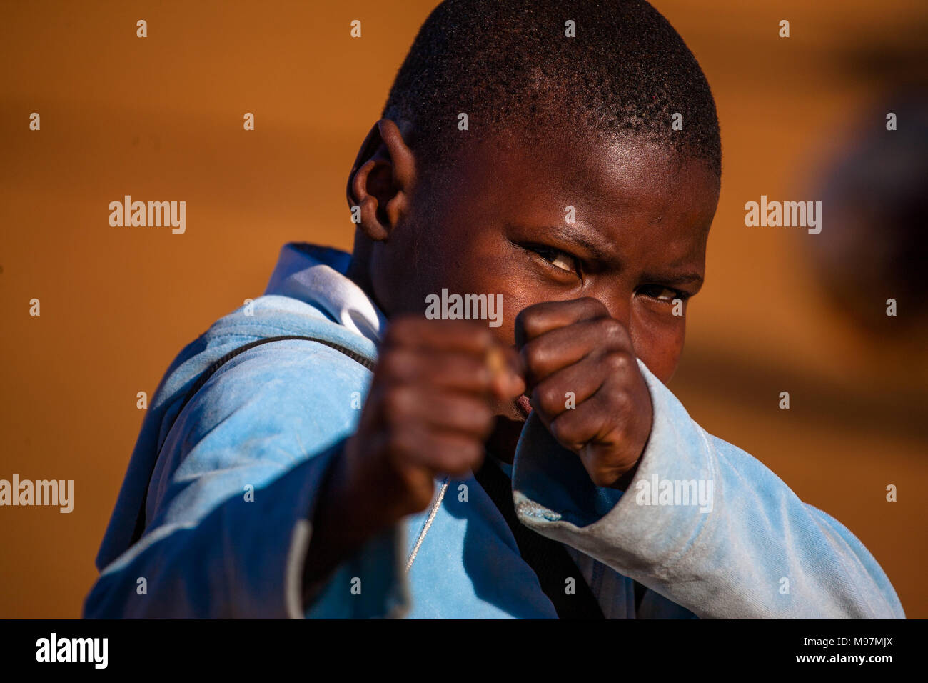 La prise d'un South African boy holding ses poings. Banque D'Images