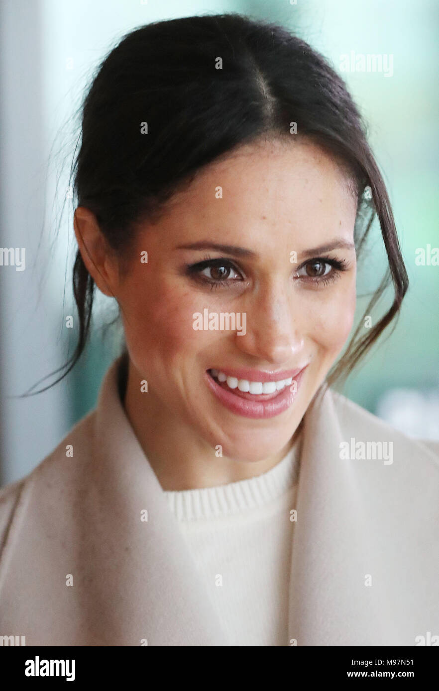 Meghan Markle avec le prince Harry lors d'une visite à Catalyst Inc science park à Belfast, où ils ont rencontré certains des plus brillants de l'Irlande du Nord les jeunes entrepreneurs. Banque D'Images