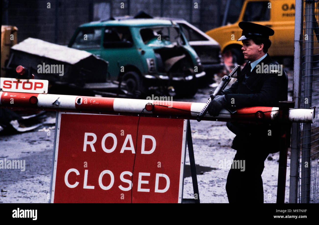 RUC Newry Corry Square Station de police de la rue Catherine attaqué par l'IRA provisoire à l'aide de mortier. Neuf agents de la RUC, sept hommes et deux femmes. 28 févr. 1985. Voitures détruites et reste de la RUC poste de police. Ces photos ont été prises le lendemain de l'attaque et aux funérailles quelques jours plus tard. Wikipedia ci-dessous : Le 28 février 1985, l'Armée républicaine irlandaise provisoire (IRA) a lancé une attaque au mortier sur la Royal Ulster Constabulary (RUC) à base de Corry Square à Newry, en Irlande du Nord. L'attaque a tué neuf agents de la RUC et blessé près de 40 autres ; le plus haut Banque D'Images