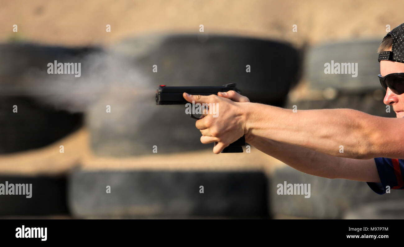 Tir Tir professionnel à partir d'un pistolet , vue de côté, close-up Banque D'Images