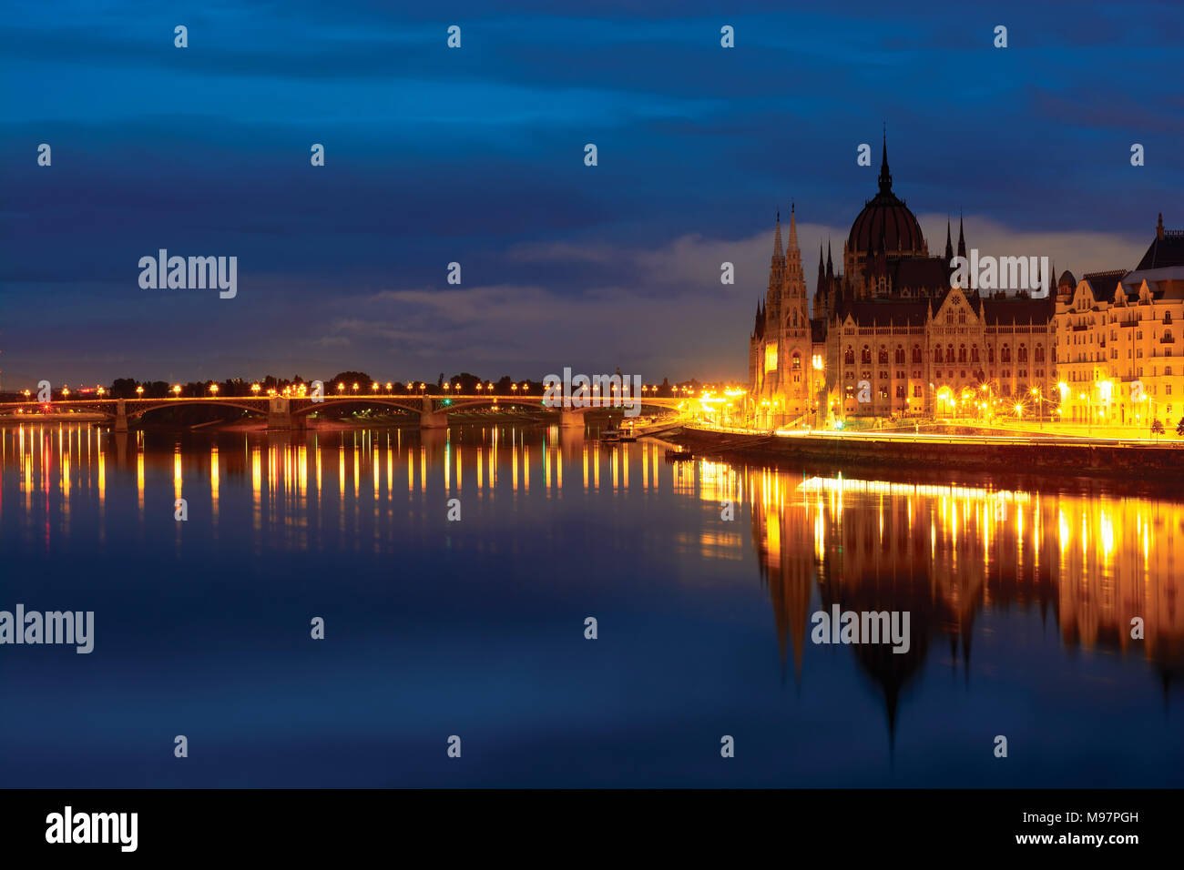 Le Parlement hongrois building at night, reflétée dans l'eau du Danube encore Banque D'Images