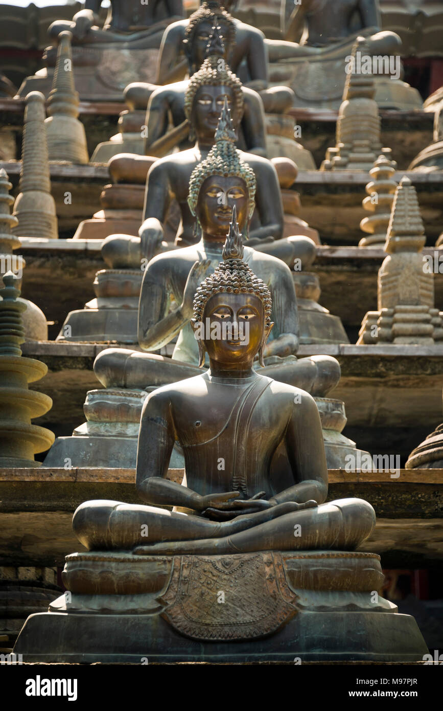 Vue verticale des Bouddhas ornant le Temple Gangaramaya à Colombo, Sri Lanka. Banque D'Images