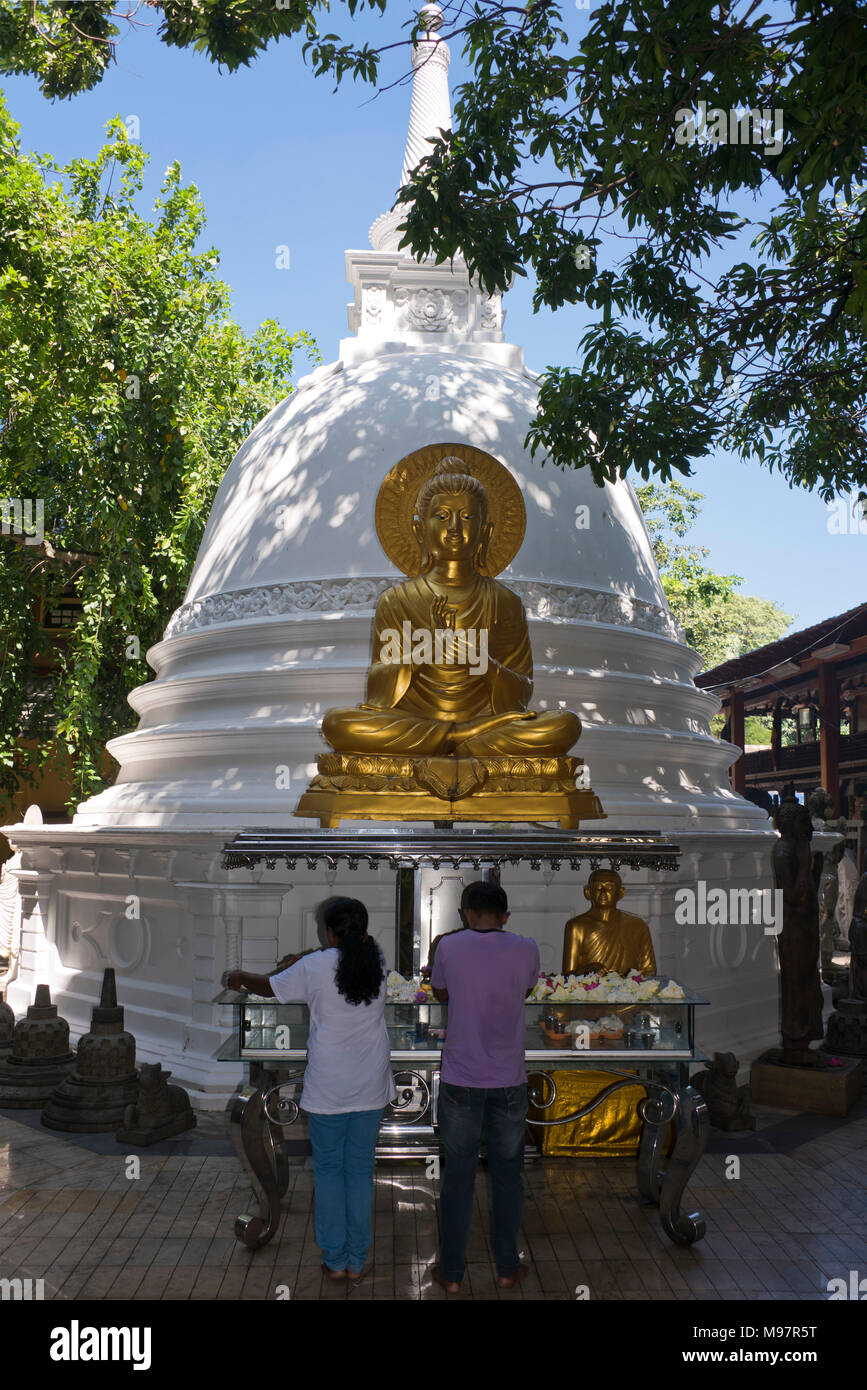 Vue verticale du Samadhi Stupa au Temple Gangaramaya à Colombo, Sri Lanka. Banque D'Images
