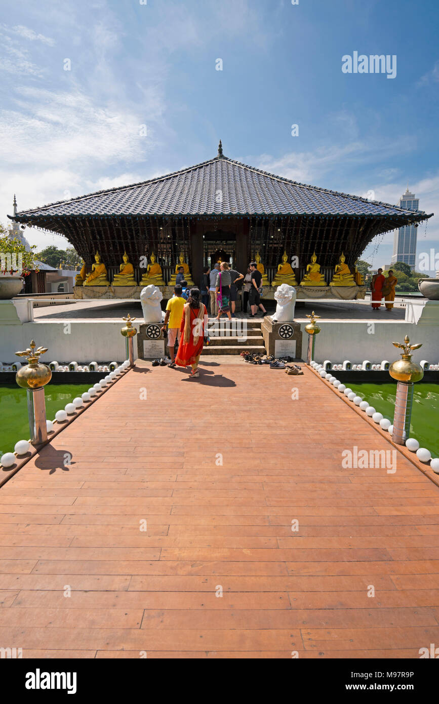 Vue verticale de l'Seema Malaka temple à Colombo, Sri Lanka. Banque D'Images