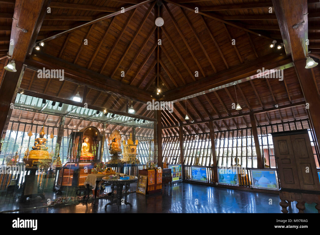 Vue horizontale à l'intérieur du temple de Seema Malaka à Colombo, Sri Lanka. Banque D'Images