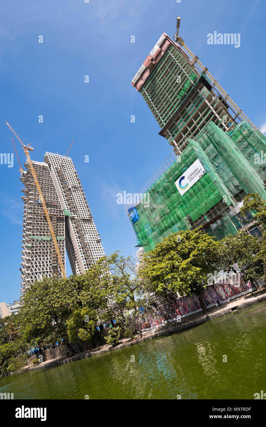Vue verticale de la construction principale se déroulant autour de Beira Lake à Colombo, Sri Lanka. Banque D'Images