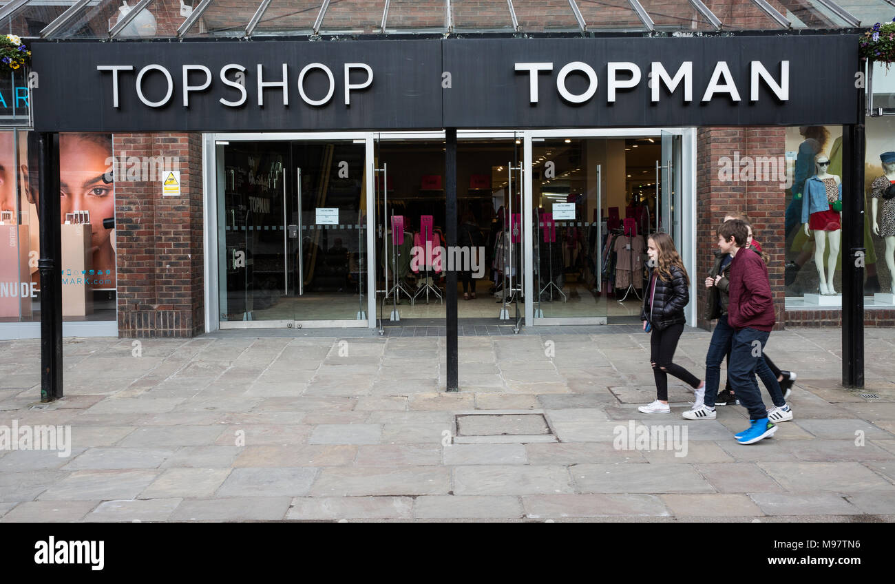 YORK, UK - le 23 mars 2018. Un groupe d'adolescents en passant par l'avant du magasin de vêtements Topman et qui est administré par le Groupe d'Arcadia. Banque D'Images