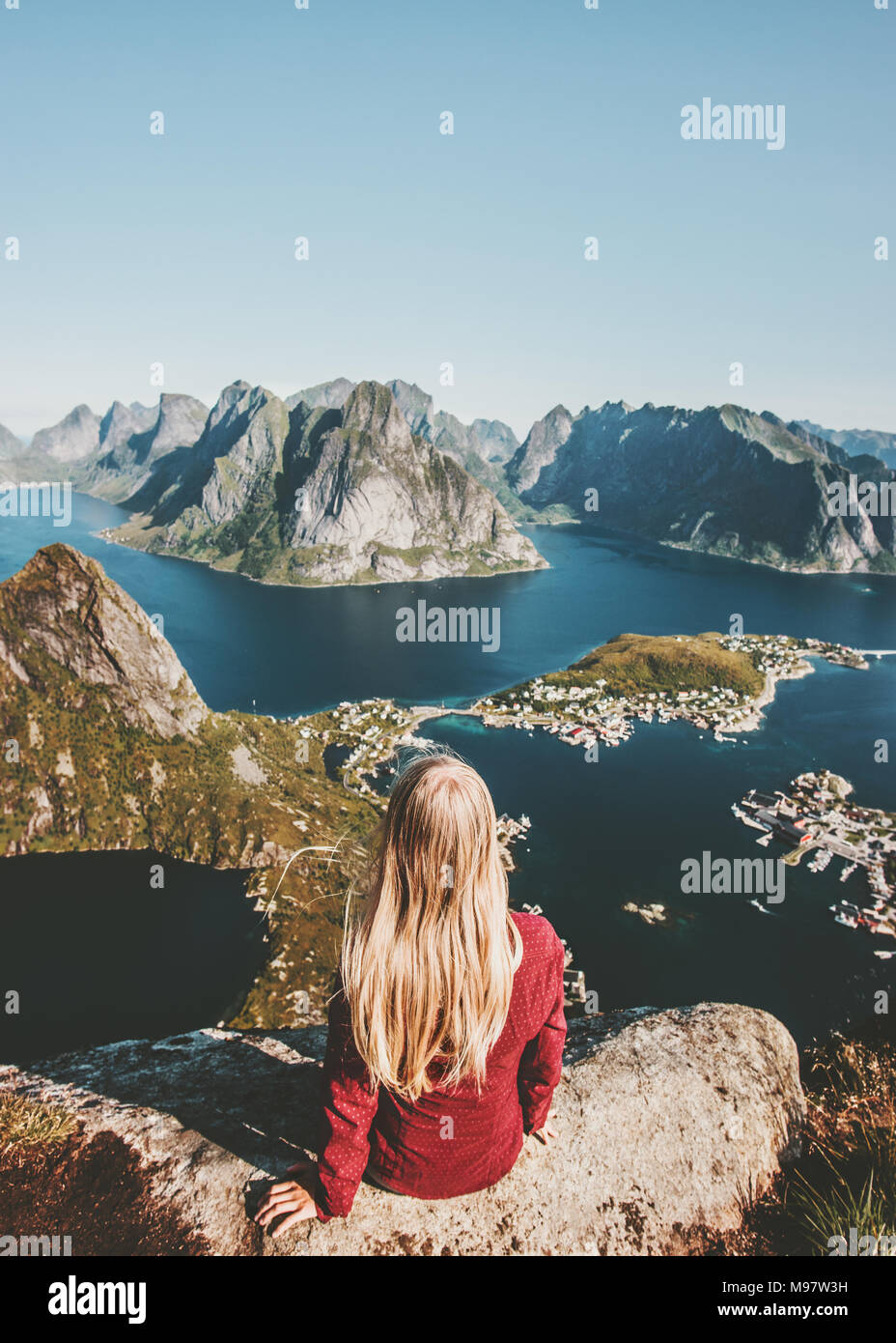 Woman vue montagnes aériennes en Norvège voyage concept de vie sain en plein air aventure vacances d'îles Lofoten Banque D'Images