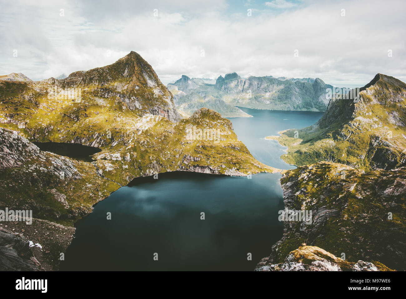 Montagnes et vue aérienne du paysage des fjords de Norvège paysage ...