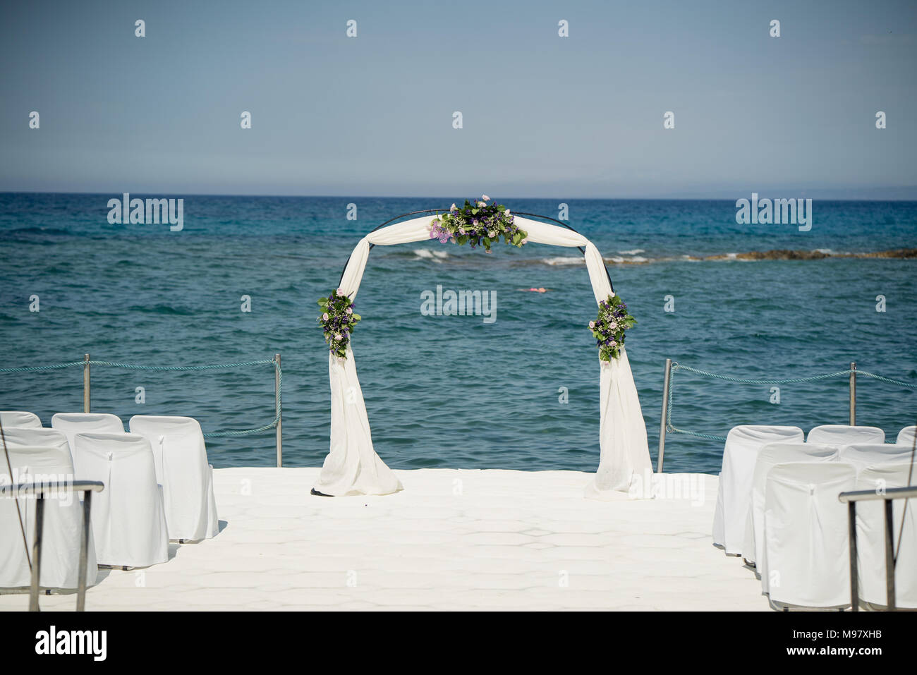 Une superbe cérémonie de mariage en plein air Banque D'Images