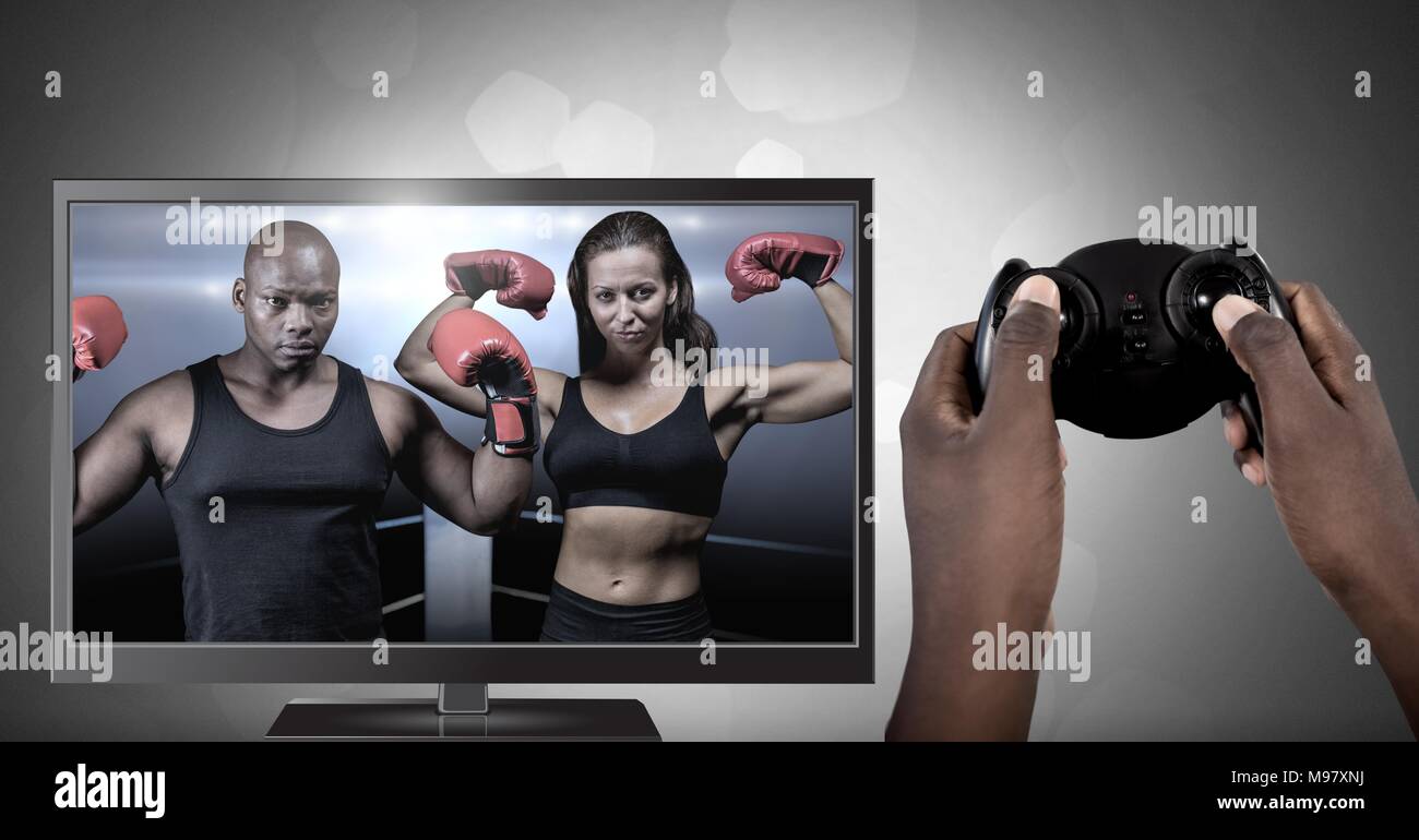 Mains tenant gaming controller avec les combattants de boxe à la télévision Banque D'Images