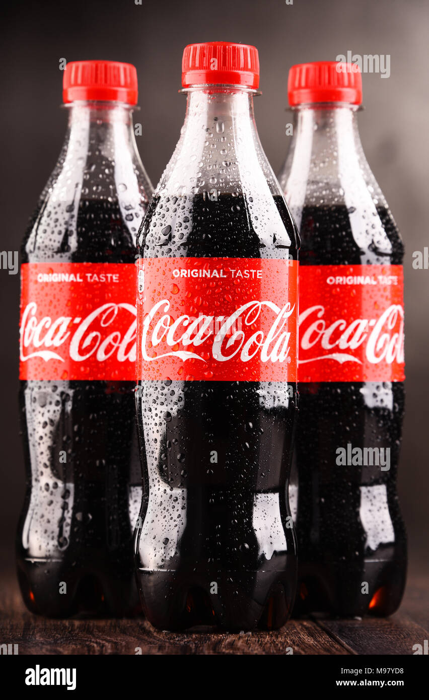 POZNAN, POLOGNE - Mar 1, 2018 : les bouteilles en plastique de Coca-Cola,  une boisson gazeuse fabriquée par The Coca-Cola Company basée à Atlanta, Ge  Photo Stock - Alamy