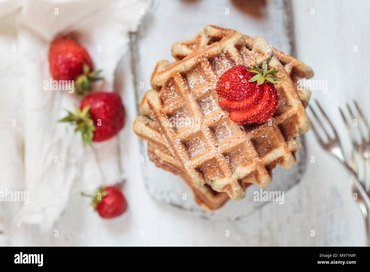 Gaufres Belges avec des fraises et du sucre en poudre Banque D'Images