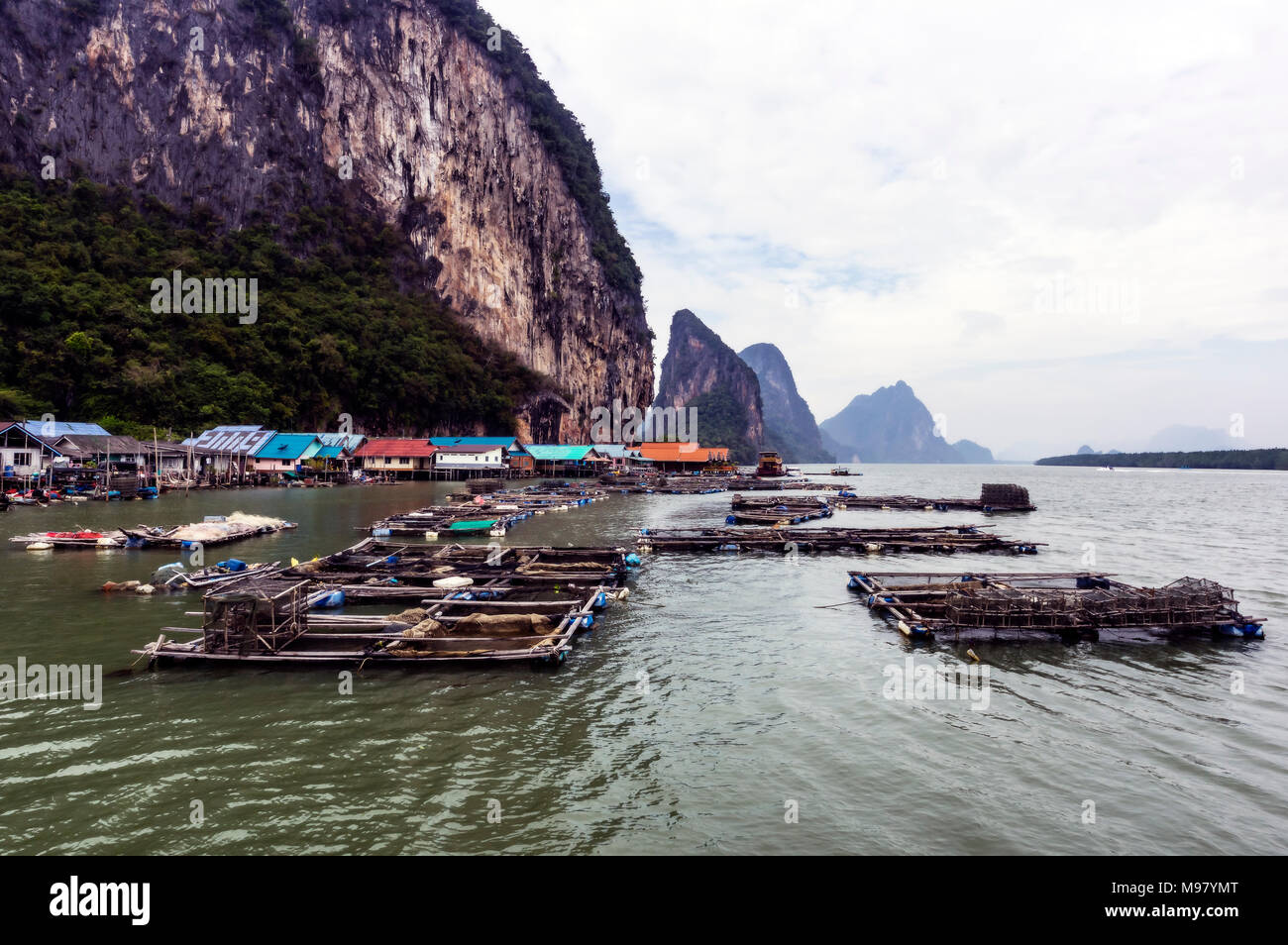 La Thaïlande, Ko Panyi, village de pêcheurs musulmans flottante Banque D'Images