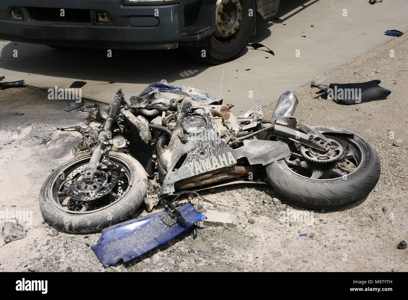 Moto crash sur autoroute, l'épave de vélo, la circulation collision (RTC  Photo Stock - Alamy