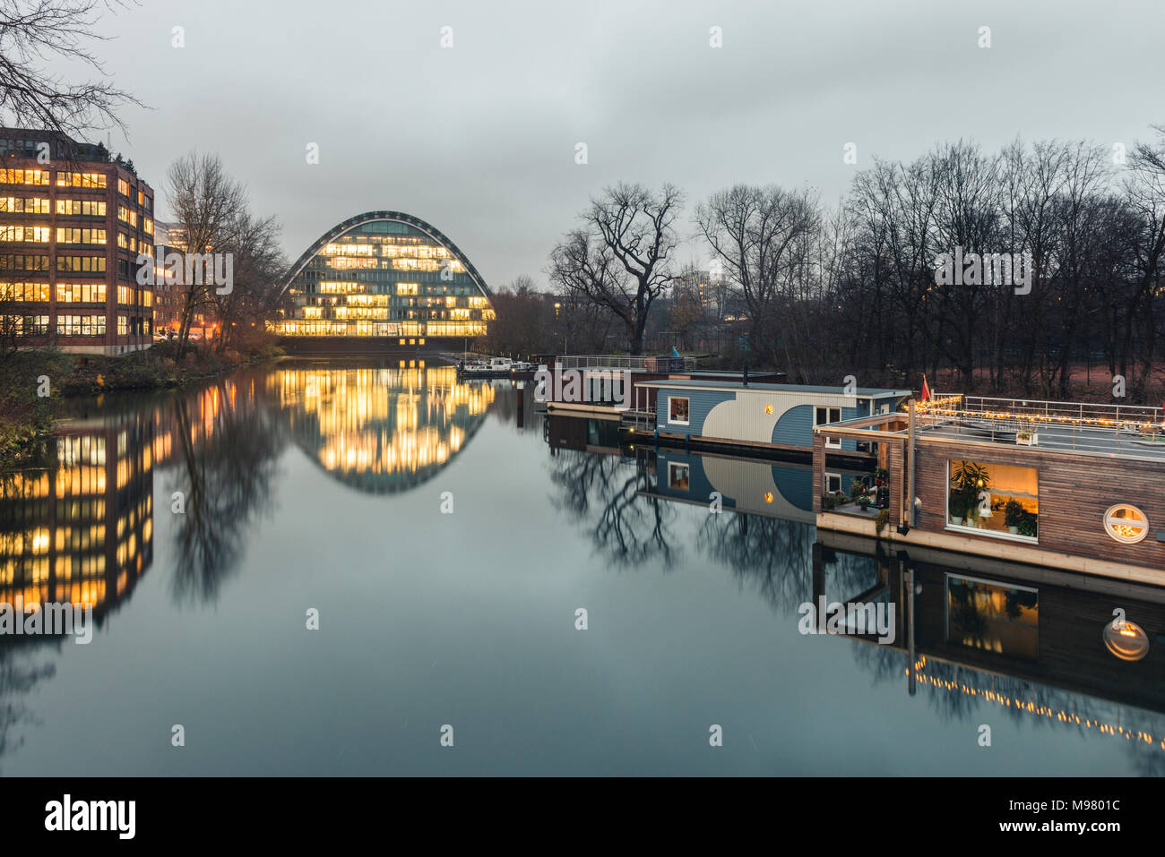 Allemagne, Hambourg, Hochwasserbassin avec house boats, Berliner Bogen en arrière-plan Banque D'Images