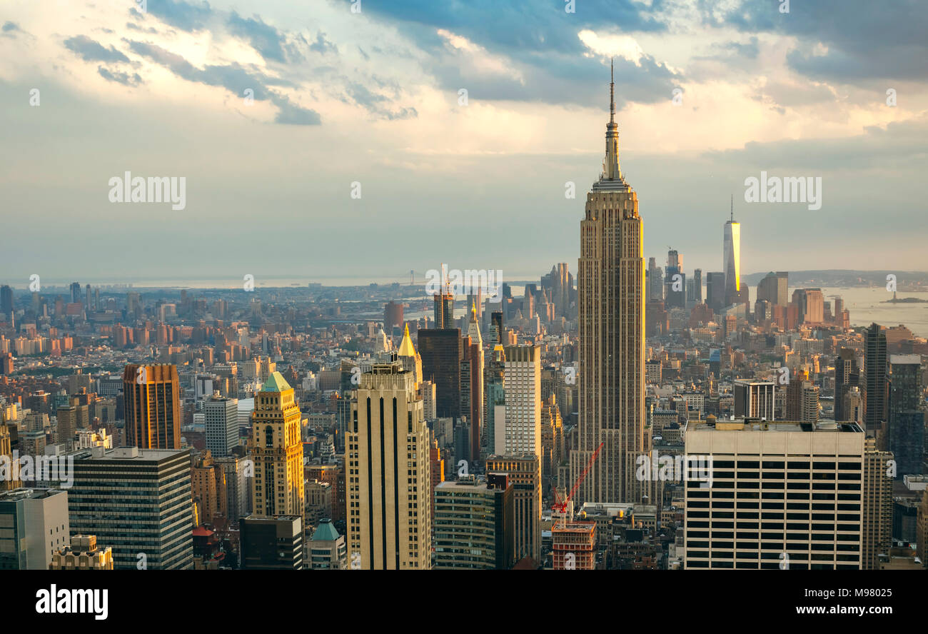 Usa New York Manhattan Empire State Building Et One World Trade Center En Arriere Plan Photo Stock Alamy