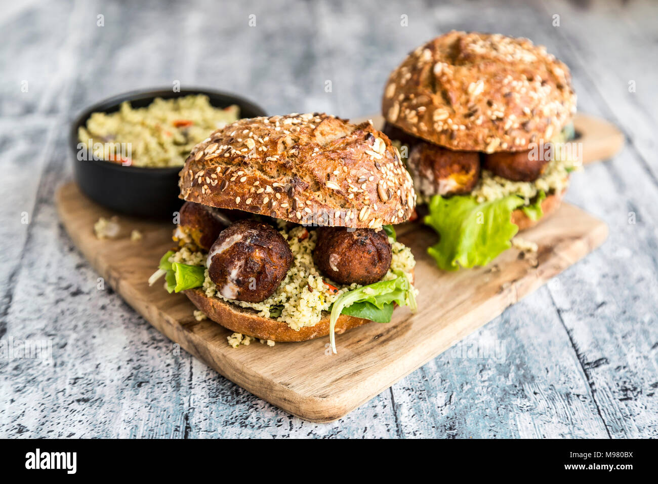 Falafel Burger avec un taboulé Banque D'Images