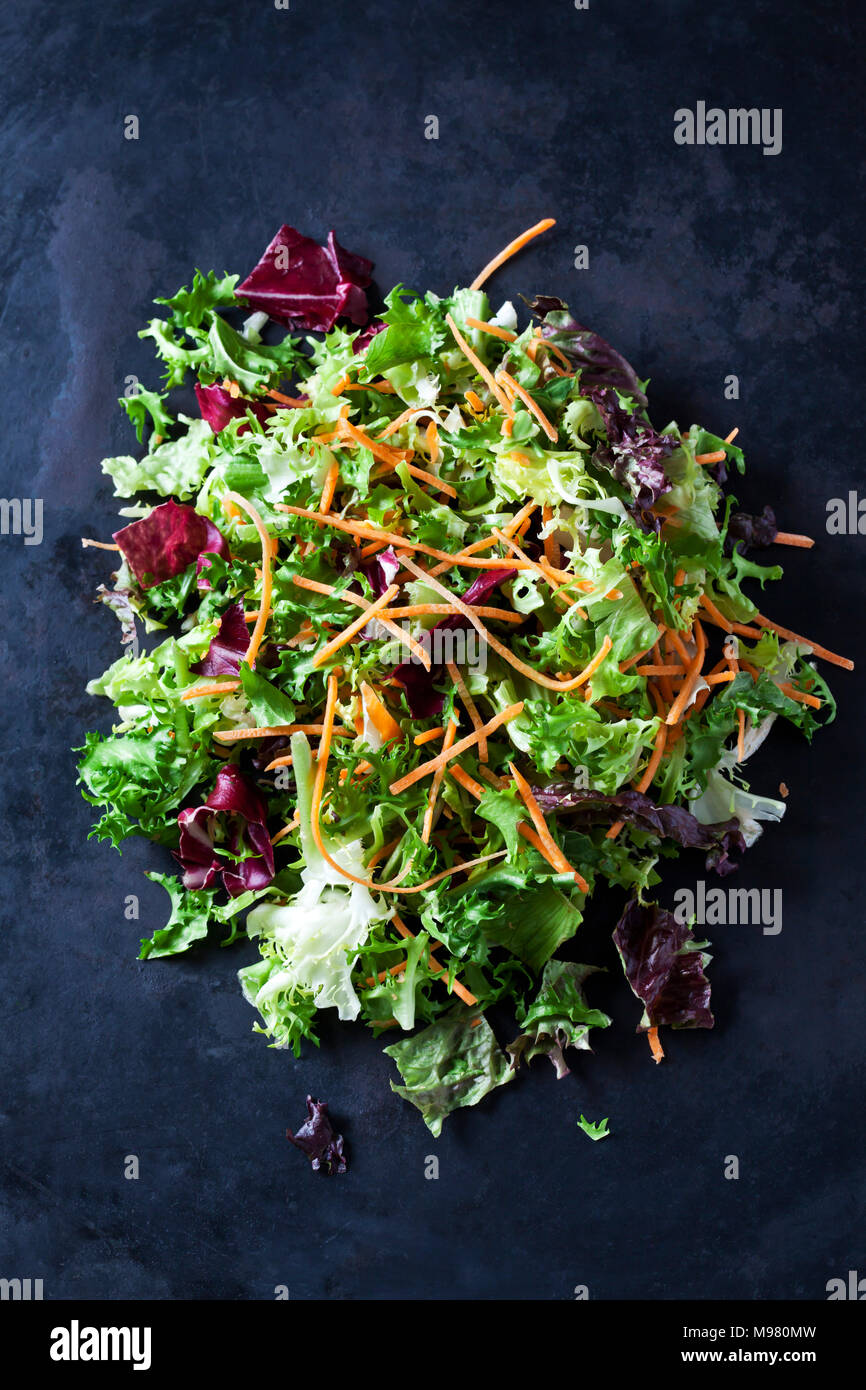 Salade composée de laitue, de carottes et de radicchio Banque D'Images