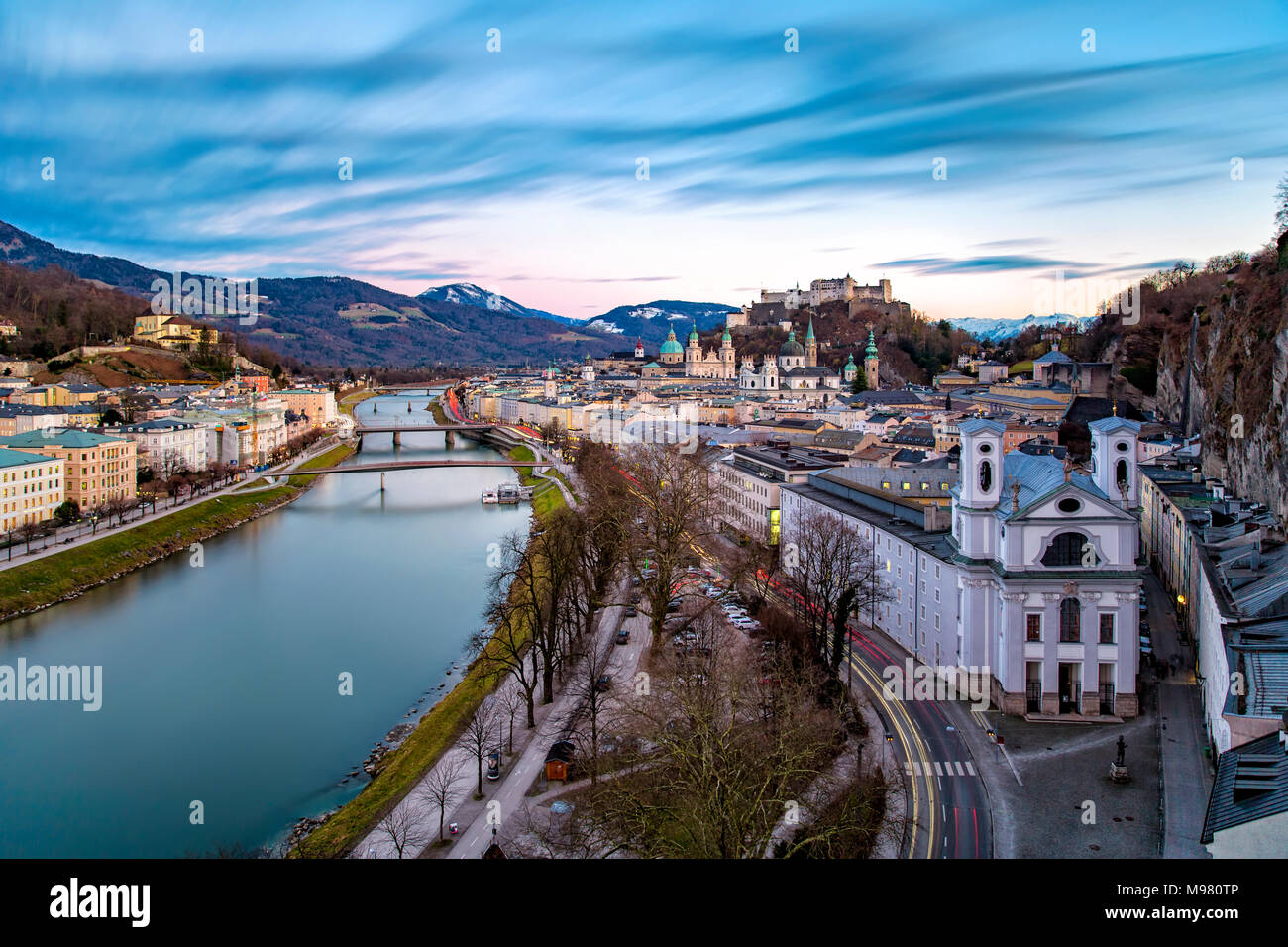 L'Autriche, l'état de Salzbourg, Salzbourg, vieille ville, rivière Salzach et Château de Hohensalzburg Banque D'Images