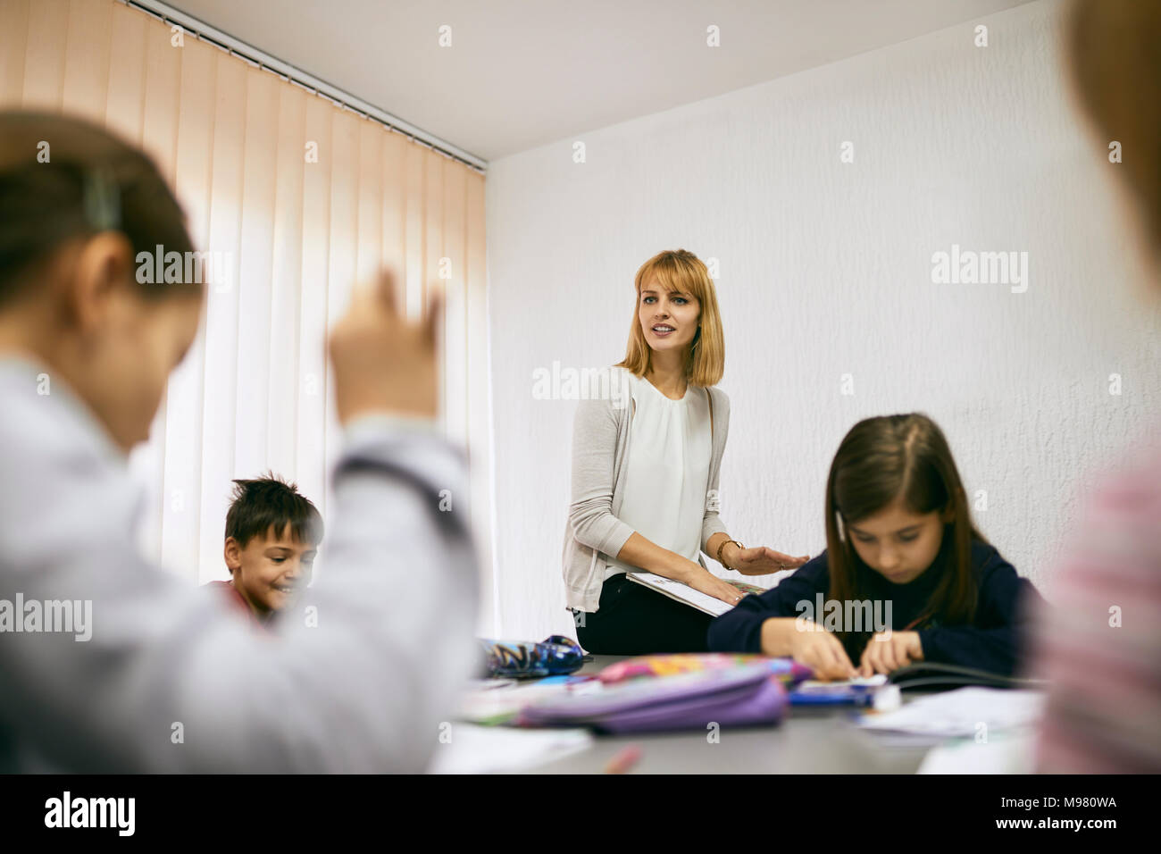 Avec les élèves de l'enseignant en classe Banque D'Images