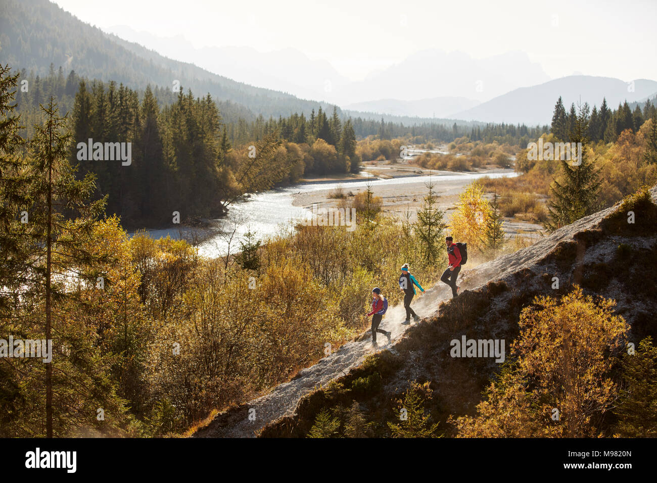 Allemagne, Bavière, Karwendel, groupe d'amis de la randonnée dans les montagnes Banque D'Images