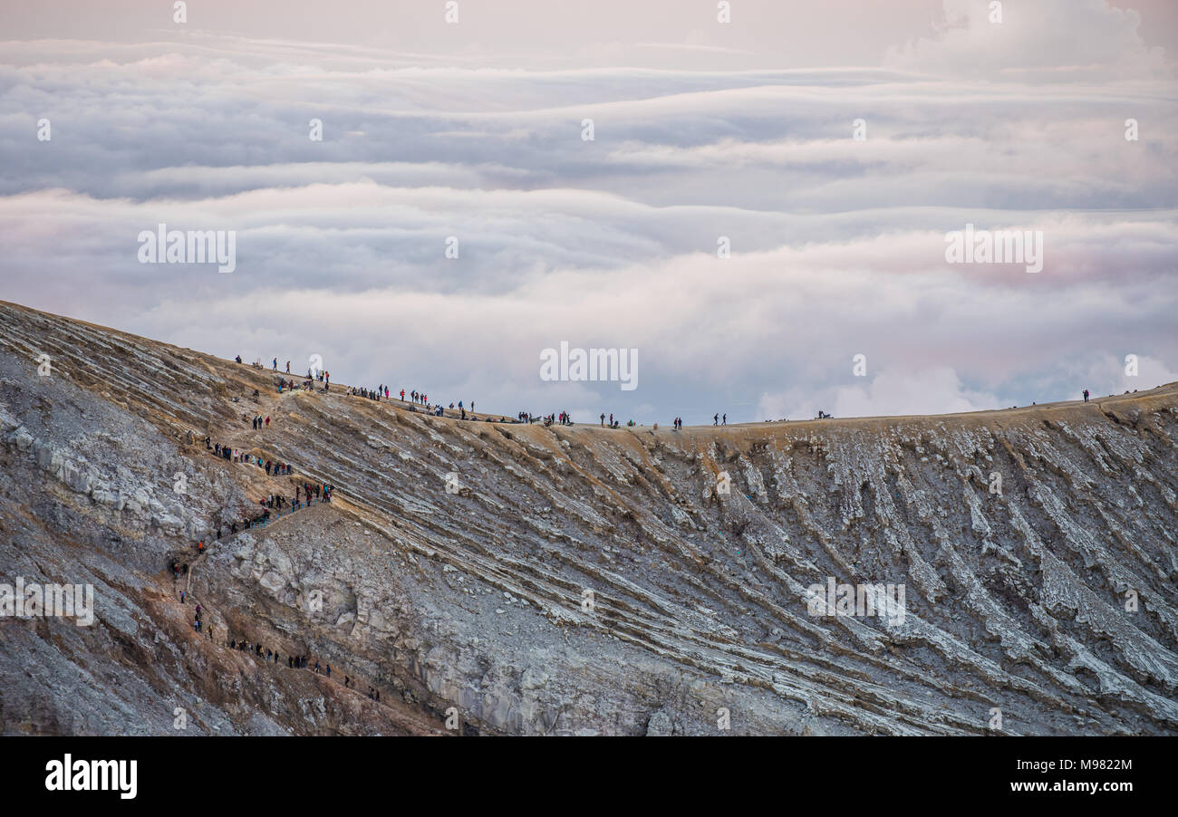 La belle du matin d'Ijen à Vulcan dans Java-est Indonésie . La vulcan est célèbre à cause de la flamme bleu uniquement visible la nuit Banque D'Images