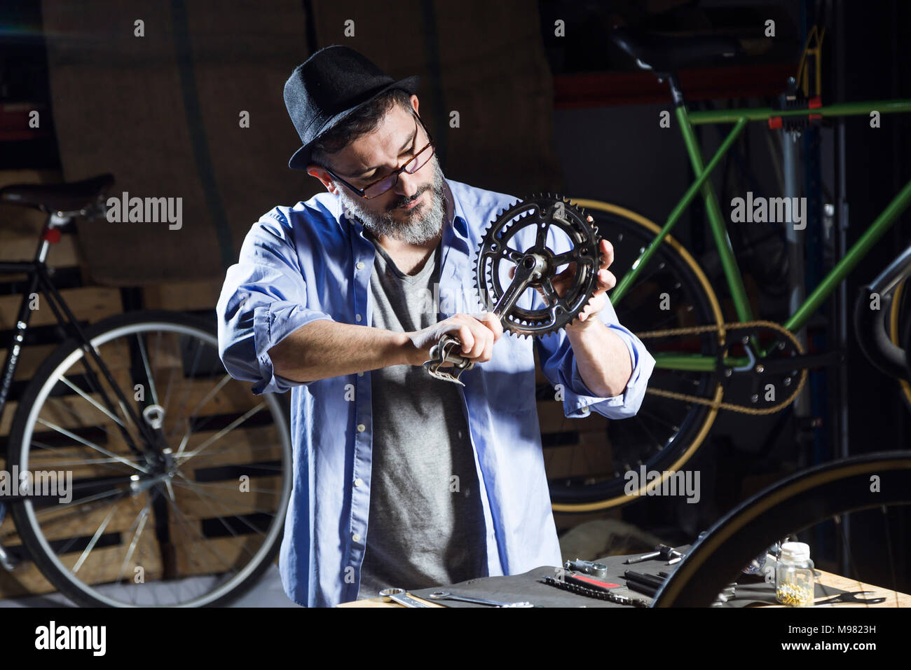 Man working on pédale dans l'atelier de vélo Banque D'Images