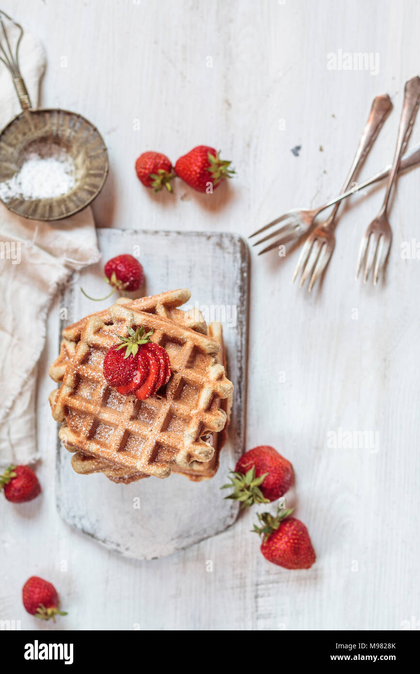 Gaufres Belges avec des fraises et du sucre en poudre Banque D'Images