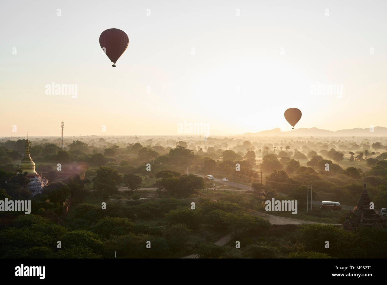 Le Myanmar, Bagan, montgolfières au lever du soleil Banque D'Images