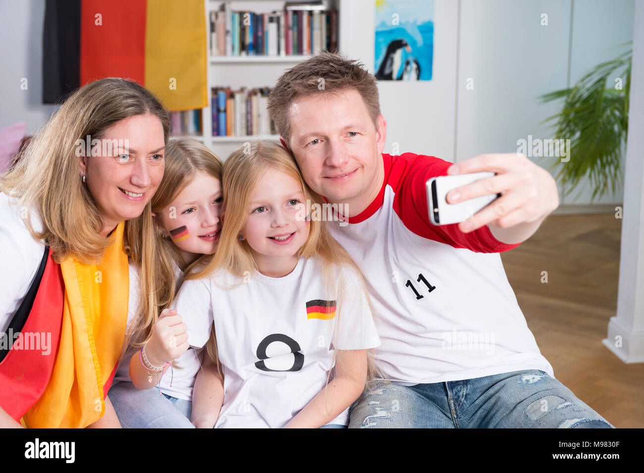 Regarder la coupe du monde de football, de la famille, de prendre un smartphone selfies Banque D'Images