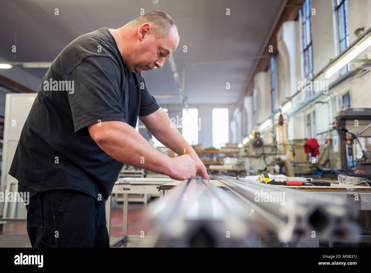 Dans l'homme de travail en usine sur l'élément en métal Banque D'Images