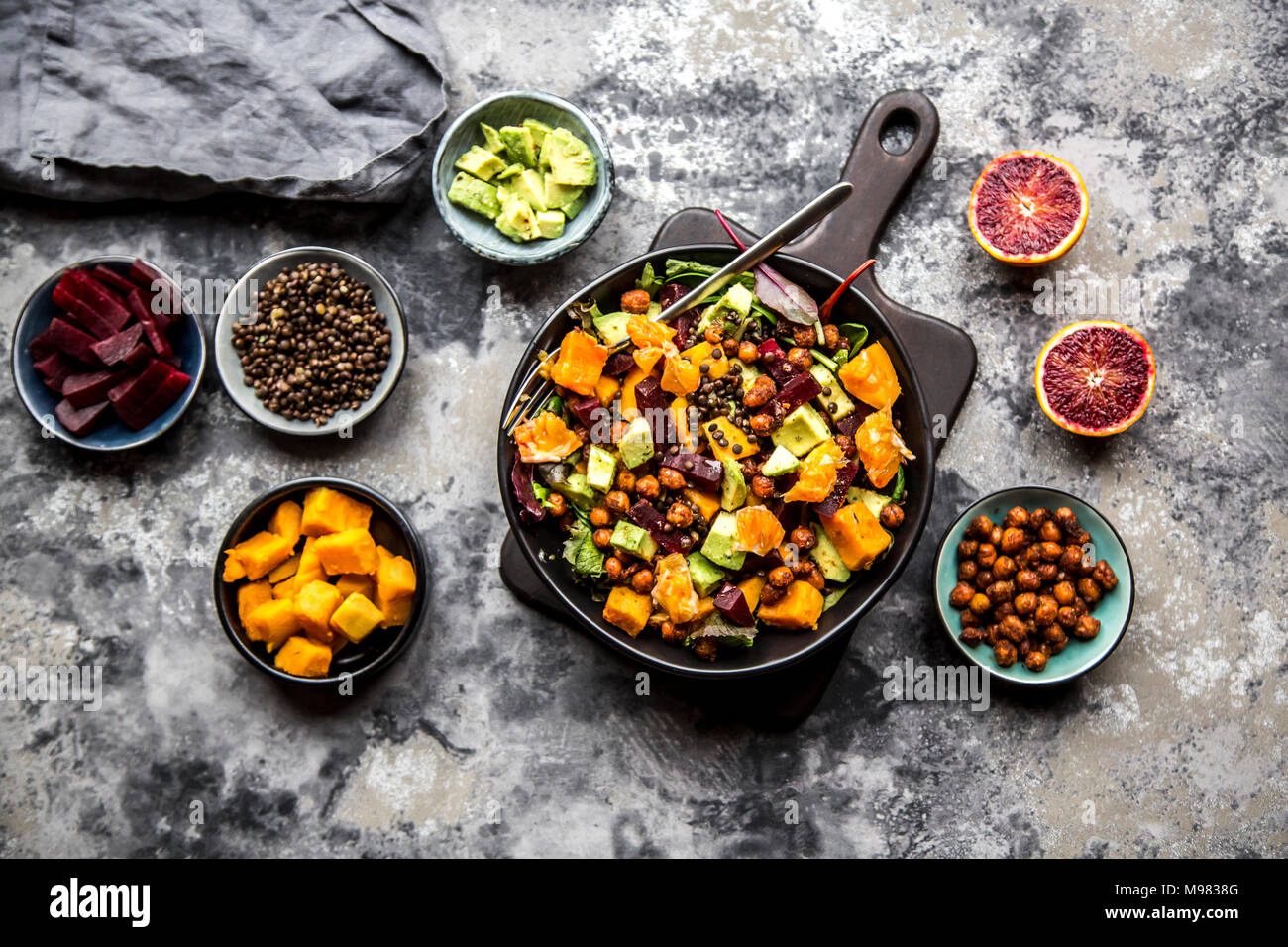 Superfood salad, avocat, betterave, pois chiches rôtis, pomme de terre, patate douce orange sanguine et de lentilles béluga Banque D'Images