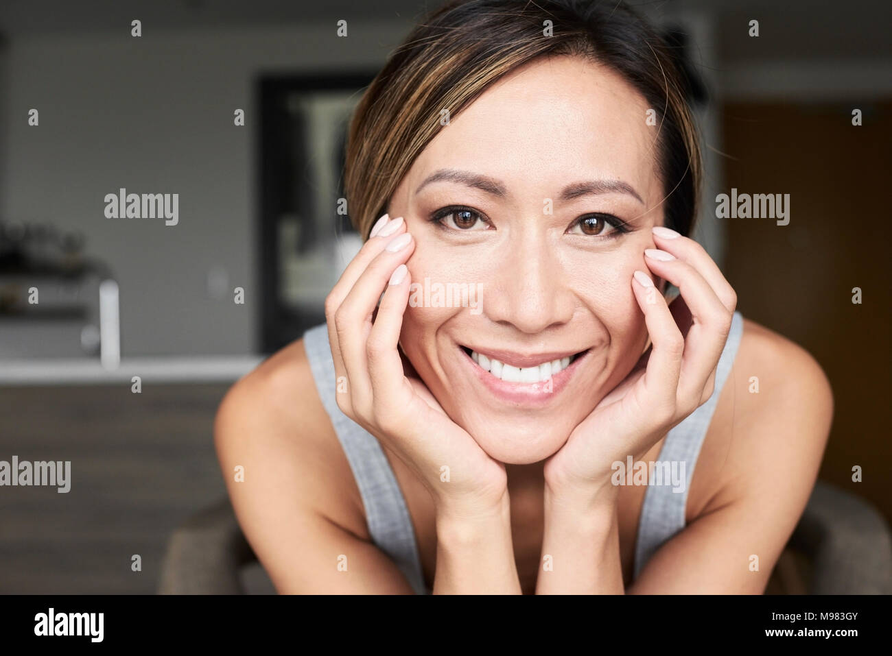 Portrait of smiling woman at home Banque D'Images