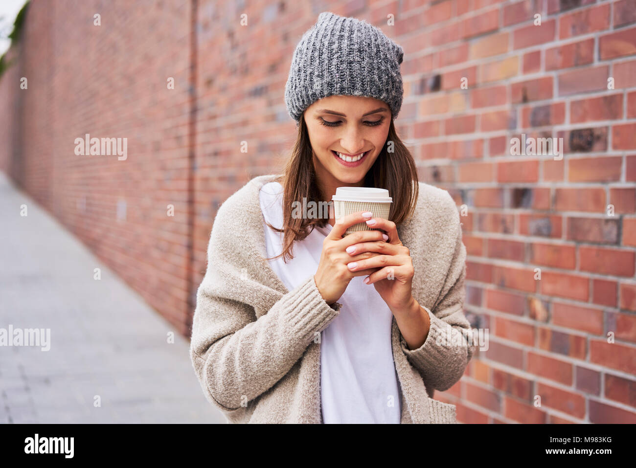 Femme heureuse avec du café pour aller Banque D'Images