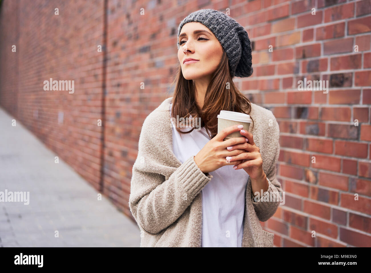 Portrait de jeune femme à rêver d'aller au café Banque D'Images