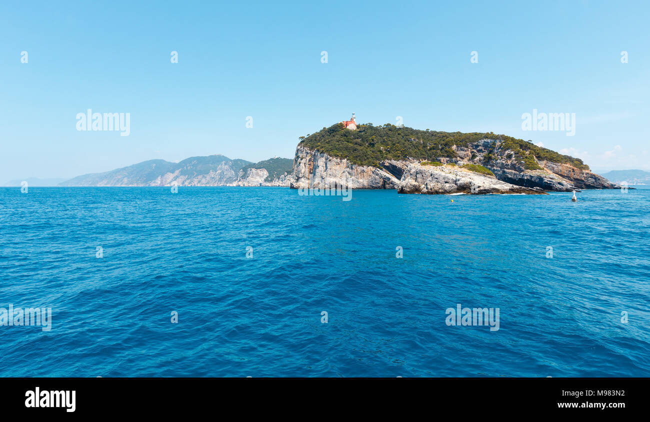 Belle côte de la mer de rochers de Palmaria, Tino et Tinetto îles près de Portovenere (Parc National des Cinque Terre, La Spezia, Ligurie, Italie). Leuchtturm o Banque D'Images