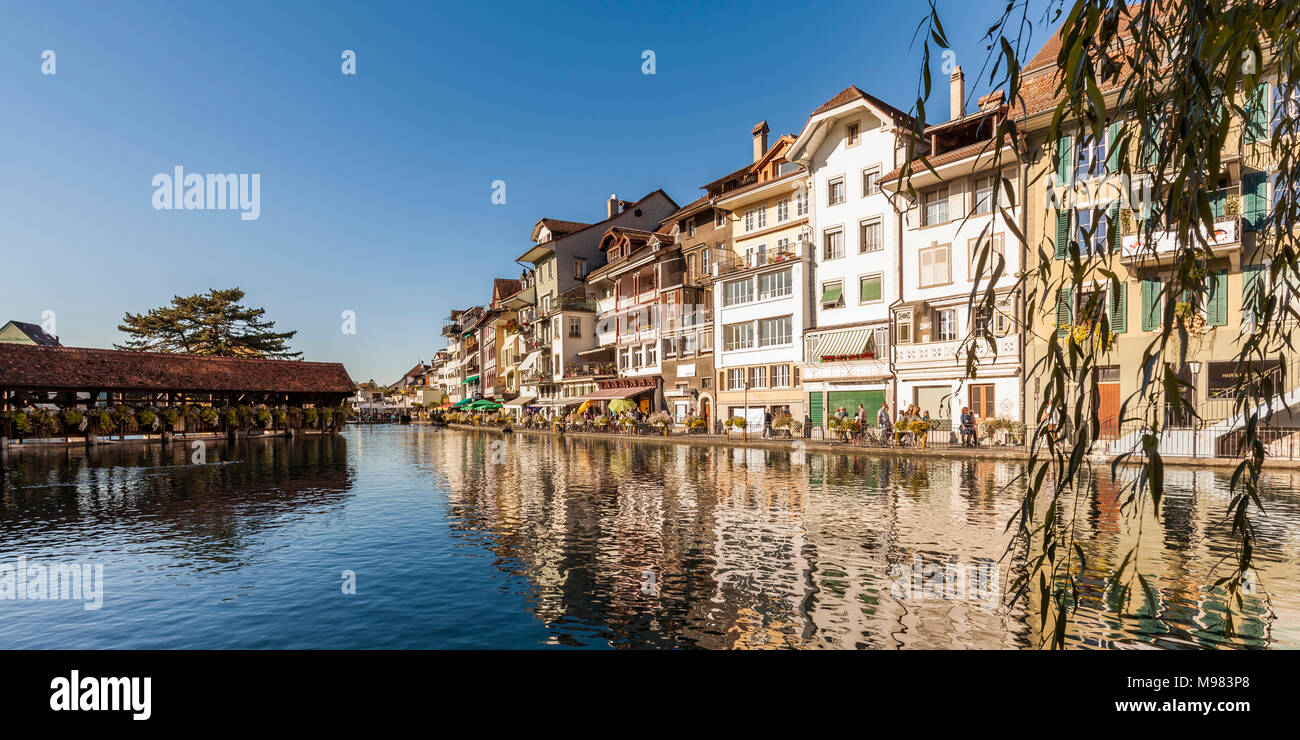 Schweiz, Kanton Bern, Berner Oberland, Thoune, Fluss Aare, Altstadt, Untere Schleuse, Schleusenbrücke Aarequai, überdachte Brücke,, Restaurants, Läden Banque D'Images