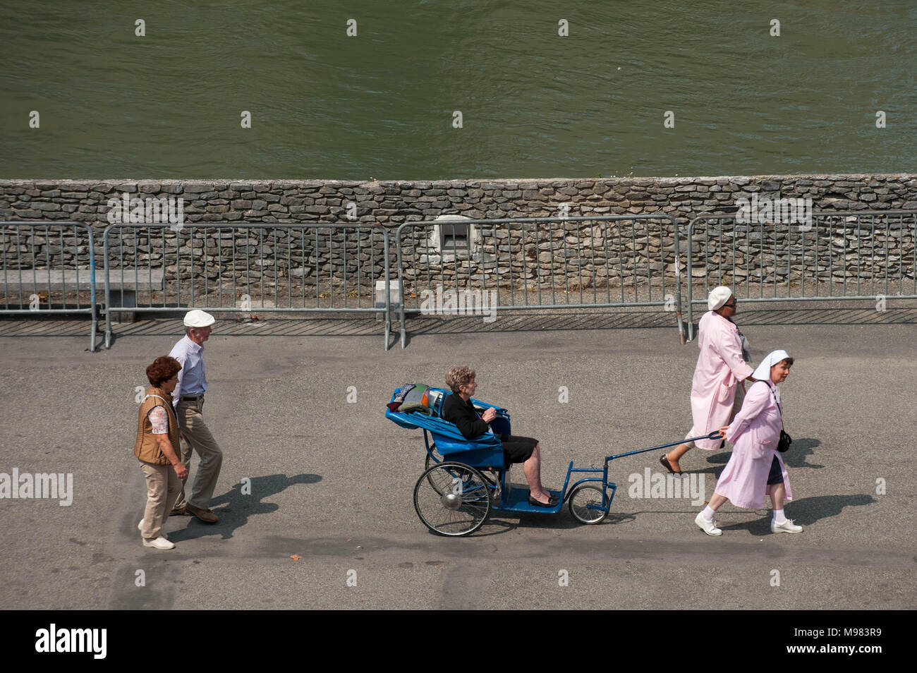 Lourdes pilgrims wheelchair Banque de photographies et d'images à haute  résolution - Alamy