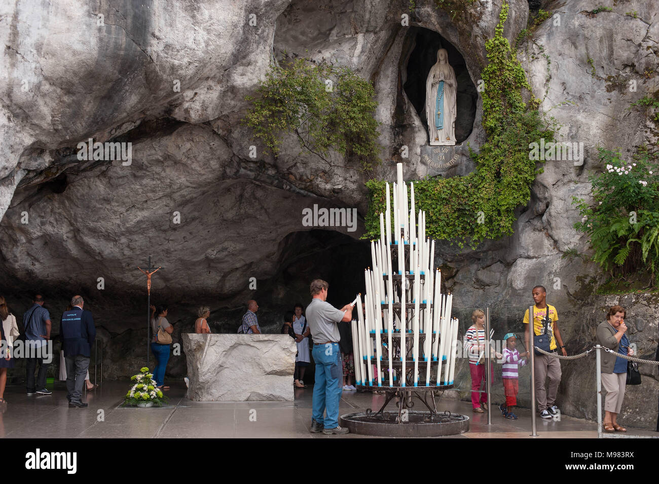 Lourdes. Grotte de Massabielle, fidèles. La France. Banque D'Images
