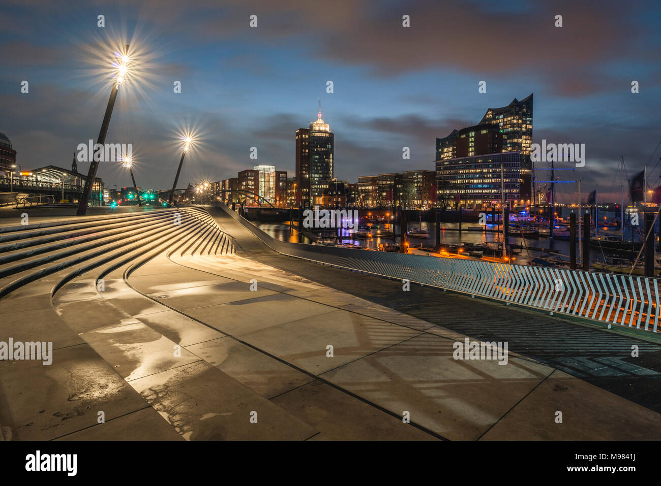 Allemagne, Hambourg, Hafencity, vue d'Elbe Philharmonic Hall dans la soirée Banque D'Images